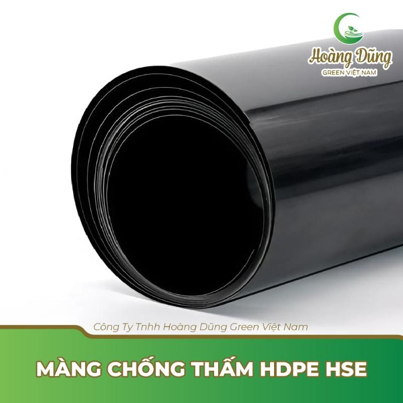 Công nhân thực hiện hàn màng chống thấm HDPE bằng máy hàn chuyên dụng